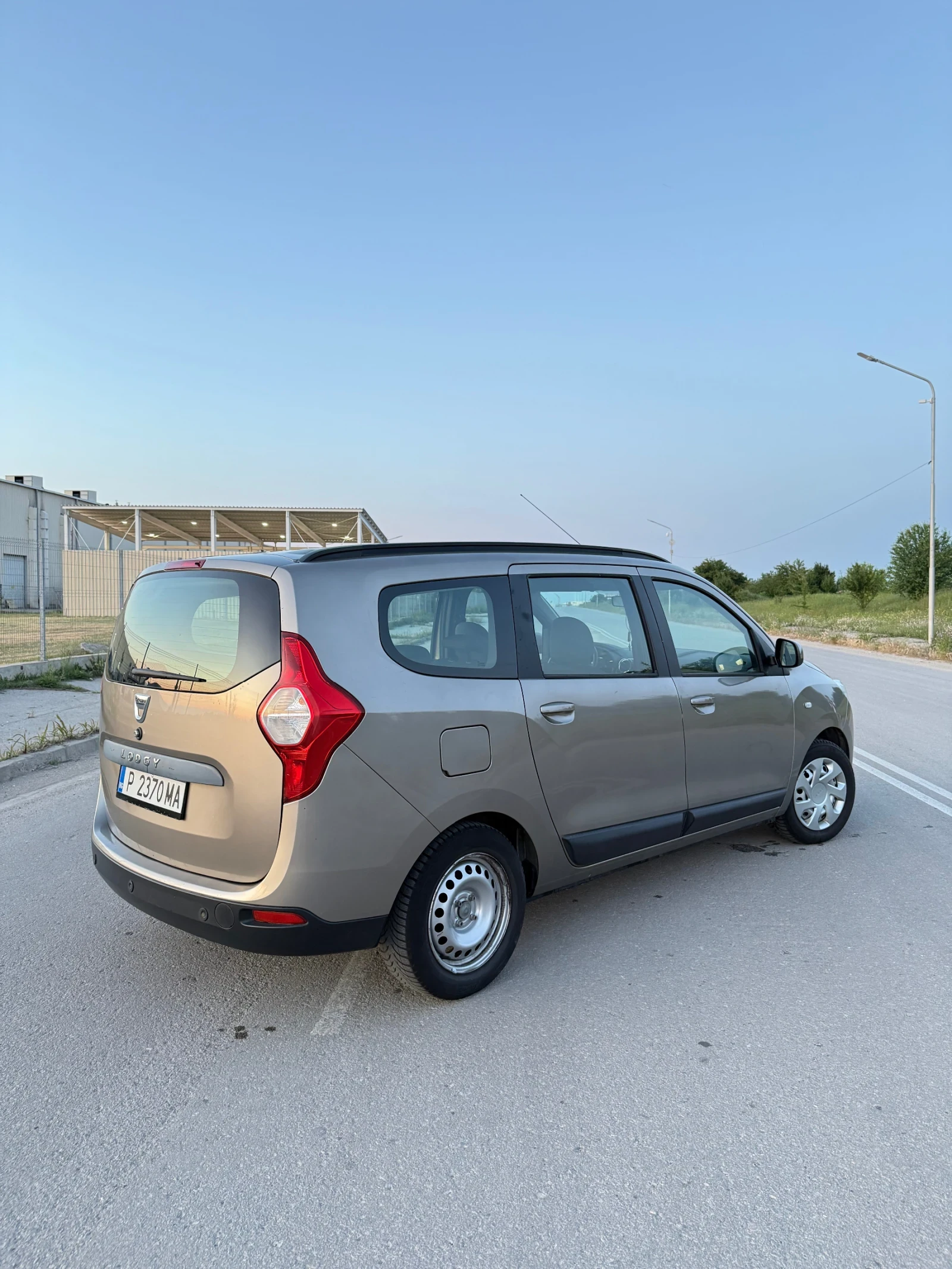 Dacia Lodgy, снимка 2 - Автомобили и джипове - 54492770
