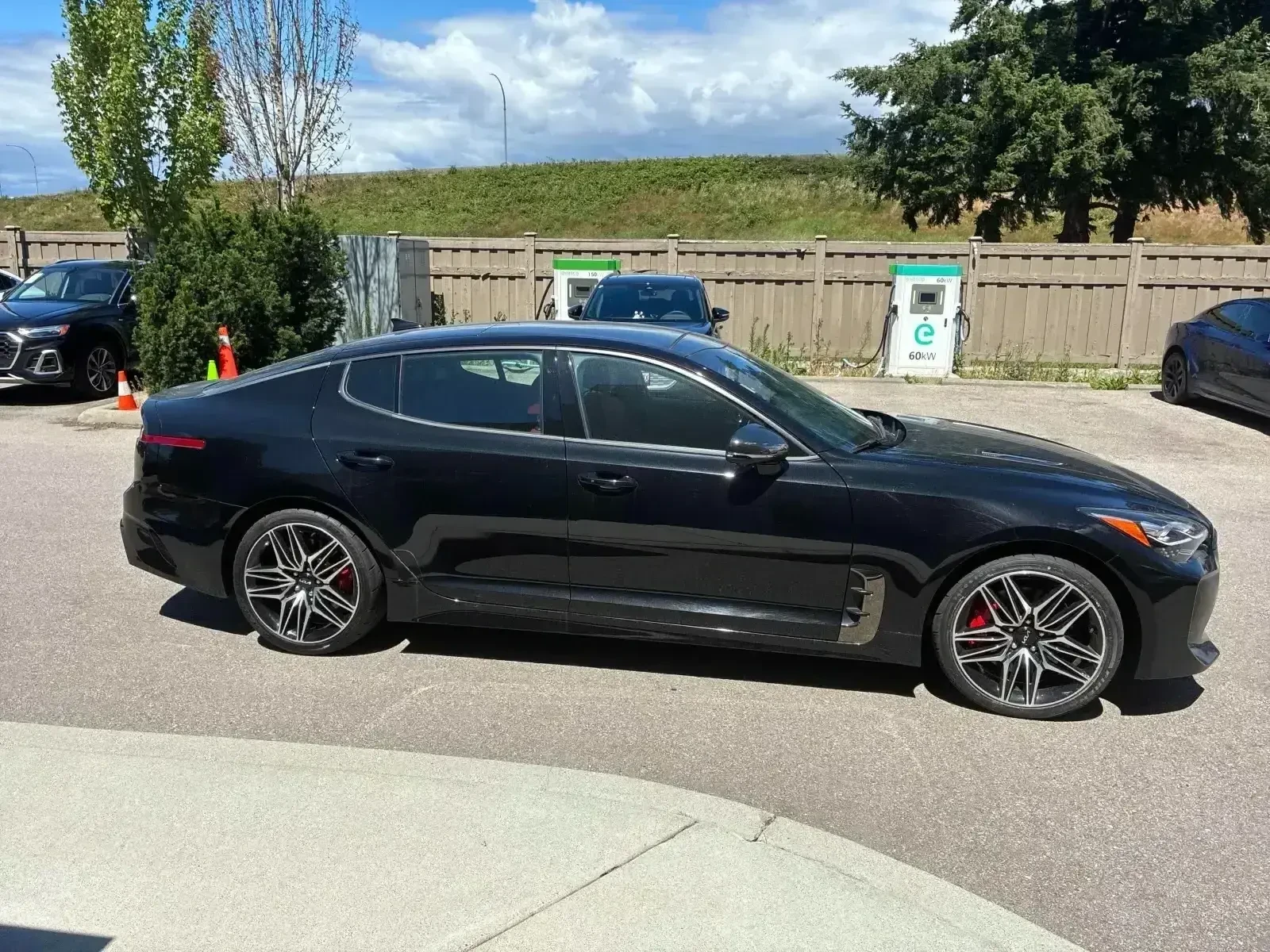 Kia Stinger Черно/Червено* Подгрев-Обдухване* Без забележки* , снимка 4 - Автомобили и джипове - 54866118