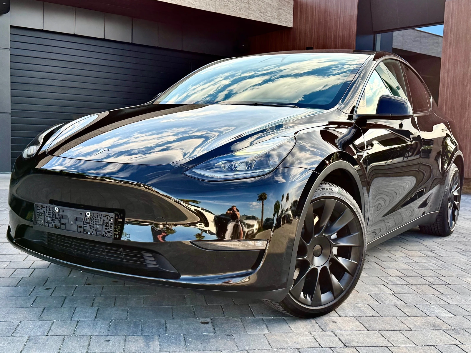 Tesla Model Y DUAL MOTOR Long Range 4x4 <NOV>