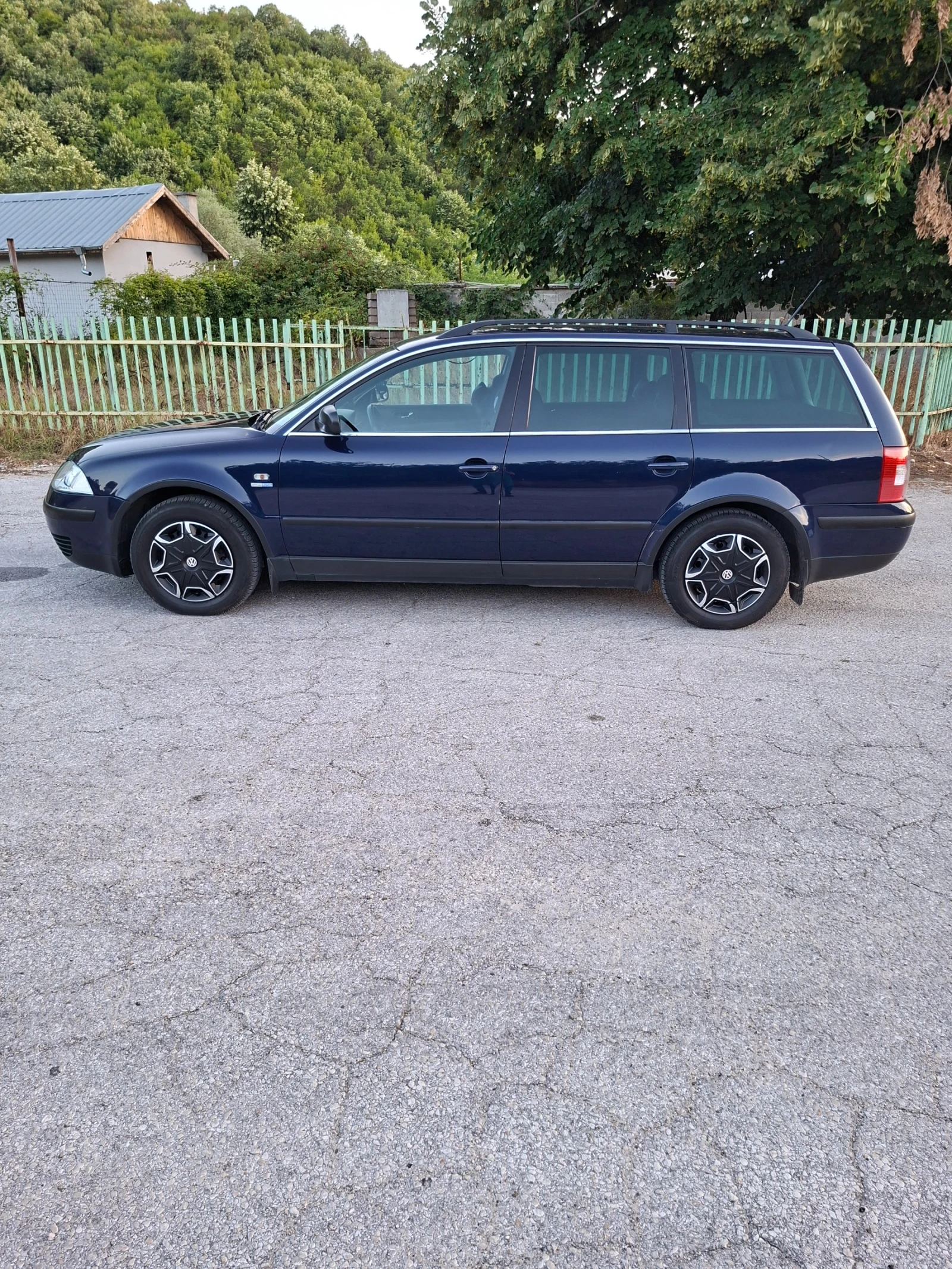 VW Passat лек, снимка 4 - Автомобили и джипове - 55425544