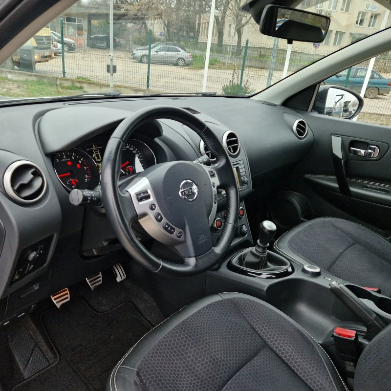 Nissan Qashqai 2.0 4Х4 7-МЕСТА/НАВИ/КАМЕРА360/ПАНОРАМА/ШВЕЙЦАРИЯ , снимка 9 - Автомобили и джипове - 52651236
