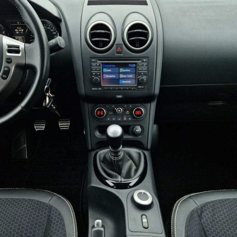 Nissan Qashqai 2.0 4Х4 7-МЕСТА/НАВИ/КАМЕРА360/ПАНОРАМА/ШВЕЙЦАРИЯ , снимка 16 - Автомобили и джипове - 52651236