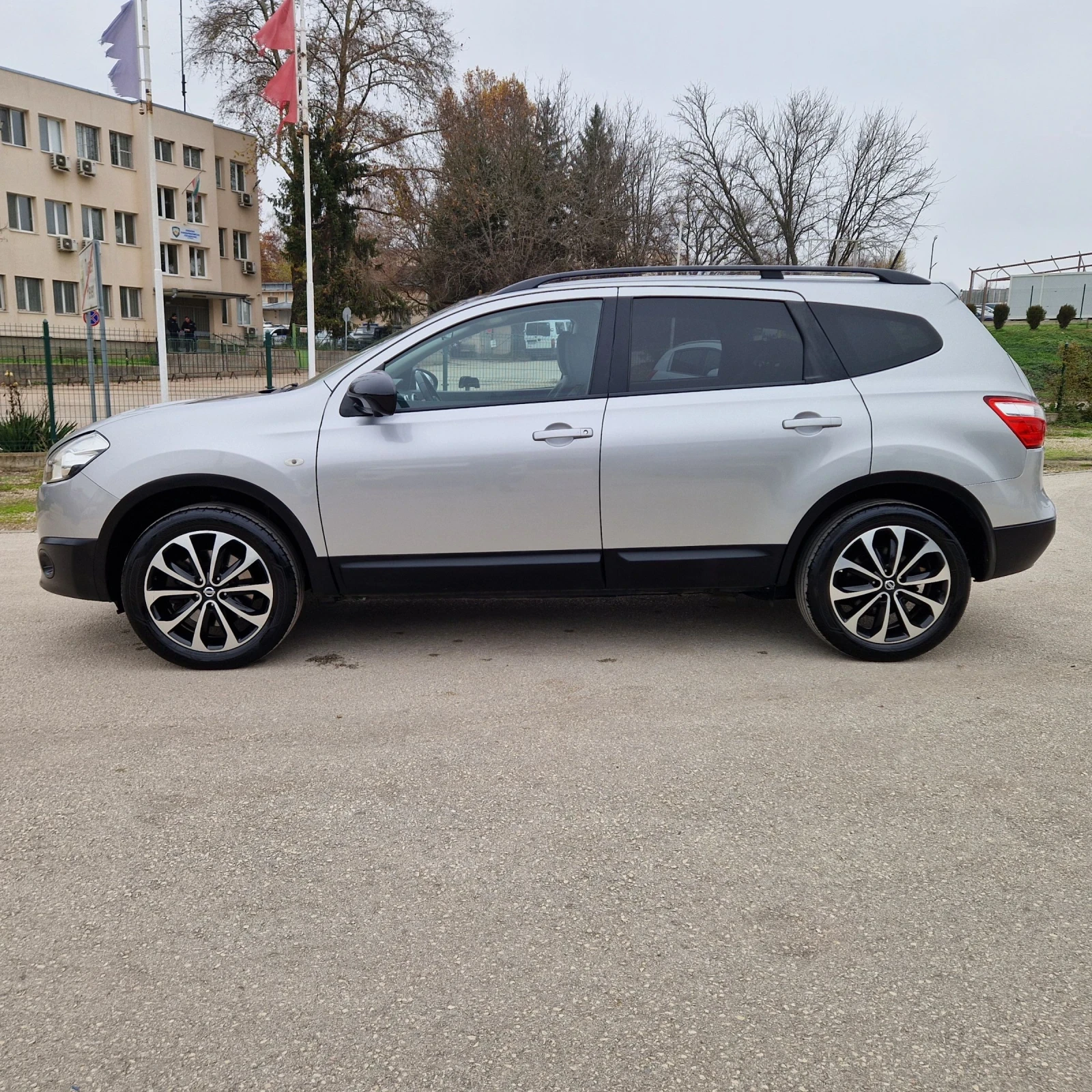 Nissan Qashqai 2.0 4Х4 7-МЕСТА/НАВИ/КАМЕРА360/ПАНОРАМА/ШВЕЙЦАРИЯ  - изображение 4