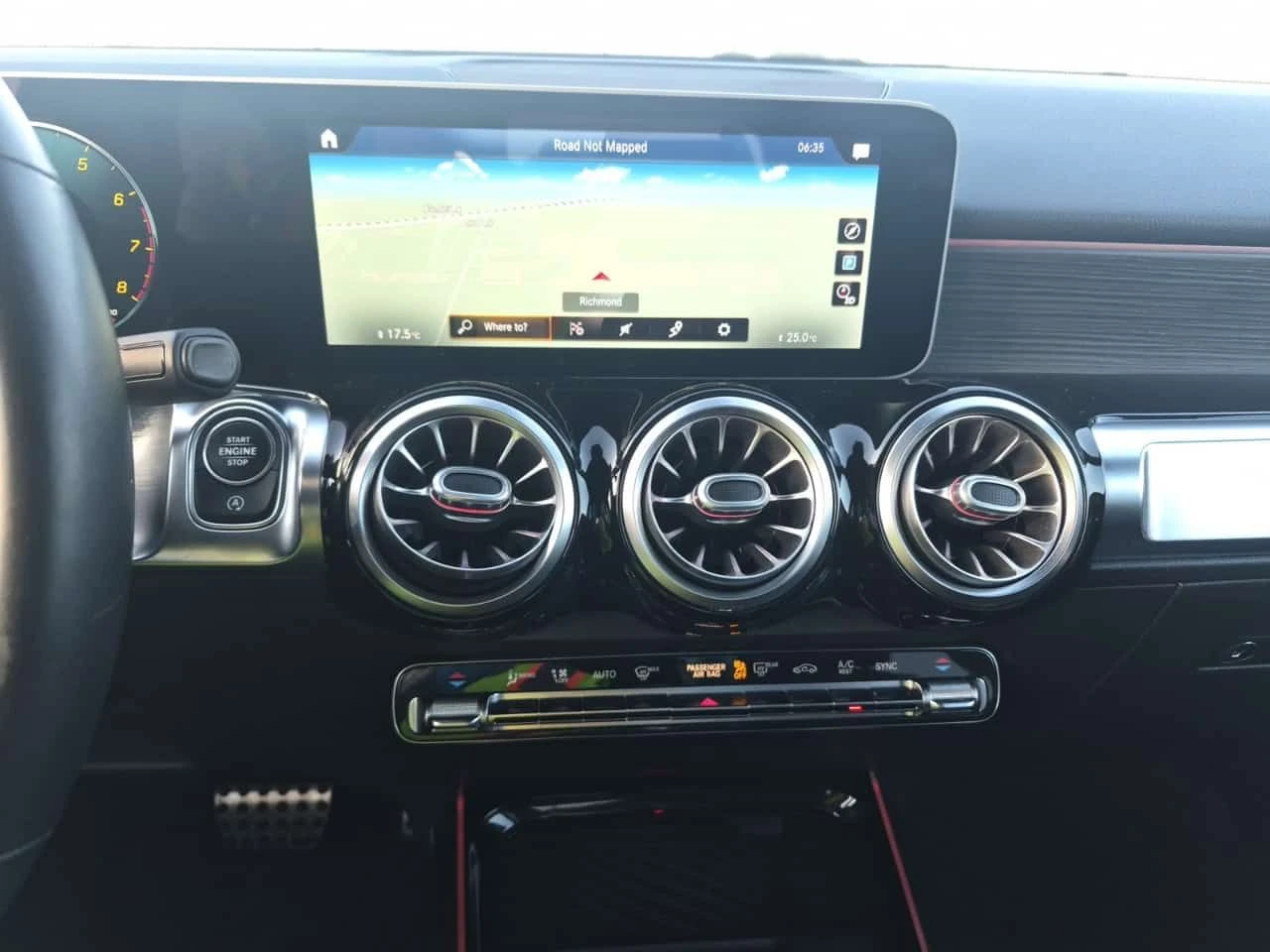 Mercedes-Benz GLB 250 ALCANTARA| PANO| 360| 2 КЛЮЧА| , снимка 9 - Автомобили и джипове - 55374571