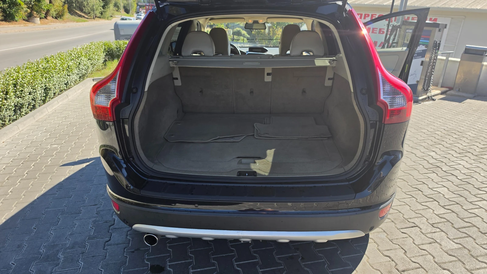 Volvo XC60 2.4 D5 AWD, снимка 14 - Автомобили и джипове - 56352230
