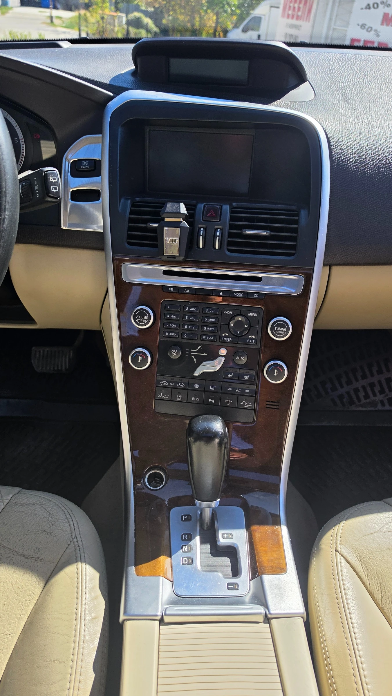 Volvo XC60 2.4 D5 AWD, снимка 11 - Автомобили и джипове - 56352230