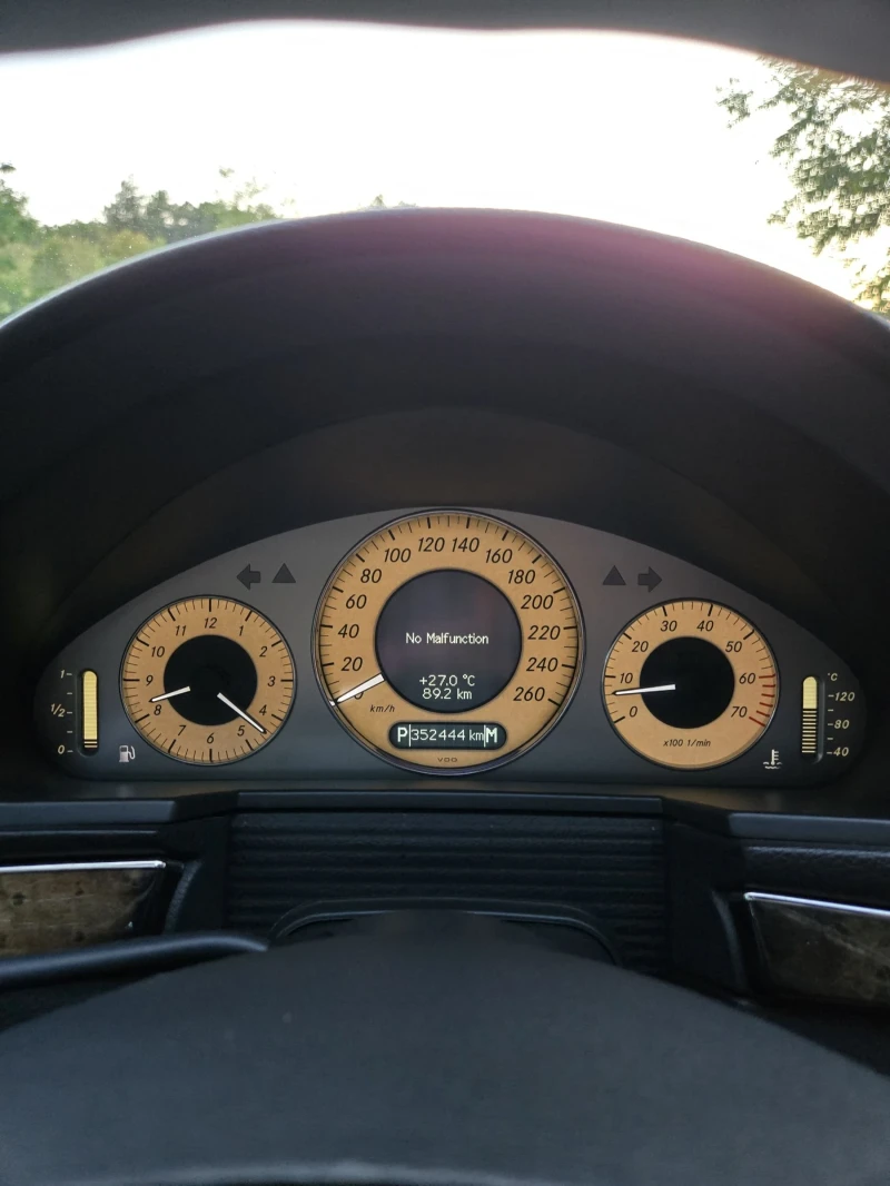 Mercedes-Benz E 500 AMG-pack, LPG, снимка 15 - Автомобили и джипове - 52349732