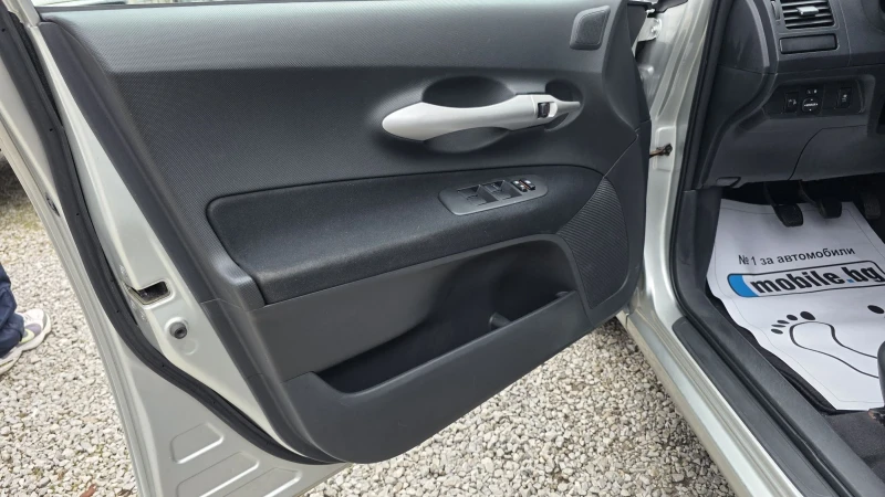 Toyota Auris 1.6i vvt, снимка 11 - Автомобили и джипове - 53013709