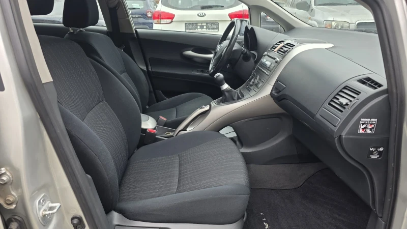 Toyota Auris 1.6i vvt, снимка 8 - Автомобили и джипове - 53013709