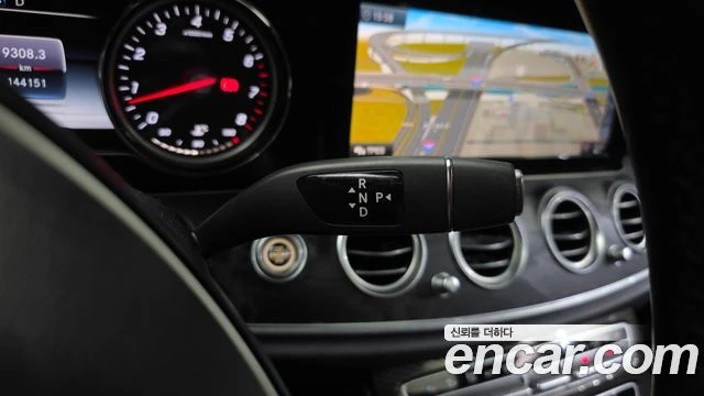 Mercedes-Benz E 200 | TOP SERVICE , снимка 9 - Автомобили и джипове - 55949587