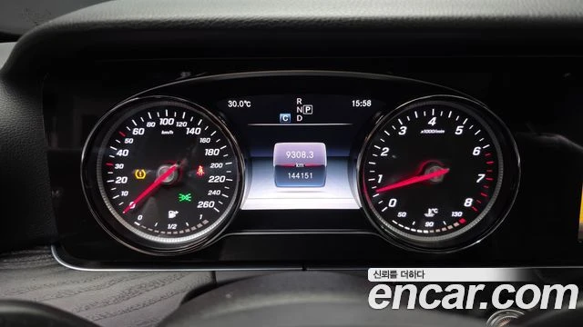 Mercedes-Benz E 200 | TOP SERVICE , снимка 8 - Автомобили и джипове - 55949587