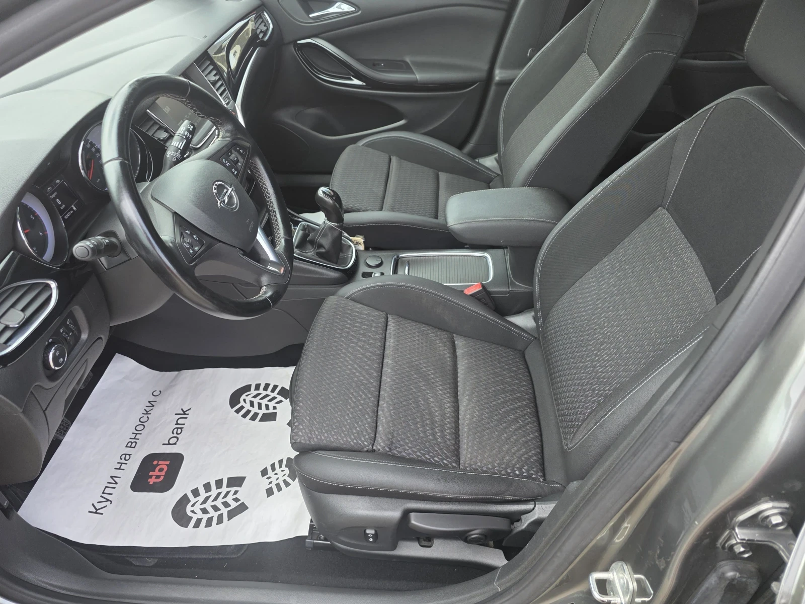 Opel Astra 1.6 CDTI, снимка 8 - Автомобили и джипове - 50801171