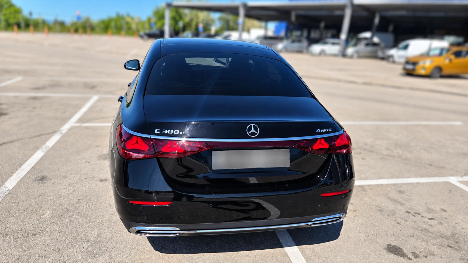 Mercedes-Benz E 300 4MATIC | Burmester 4D | AIRMATIC | 25 kWh Battery, снимка 14 - Автомобили и джипове - 56231268