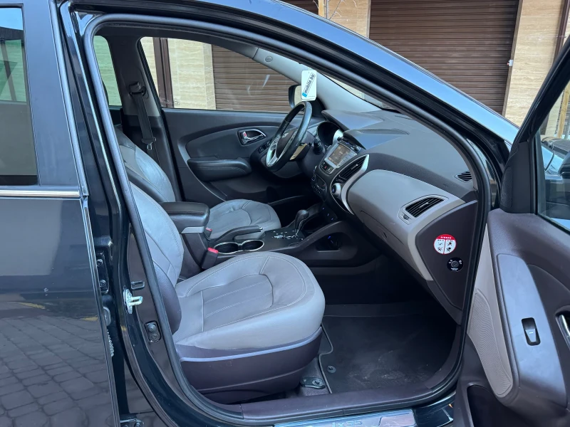 Hyundai IX35 2.0CRDI/4WD/AVTOMATIK/PANORAMA!, снимка 10 - Автомобили и джипове - 52739136