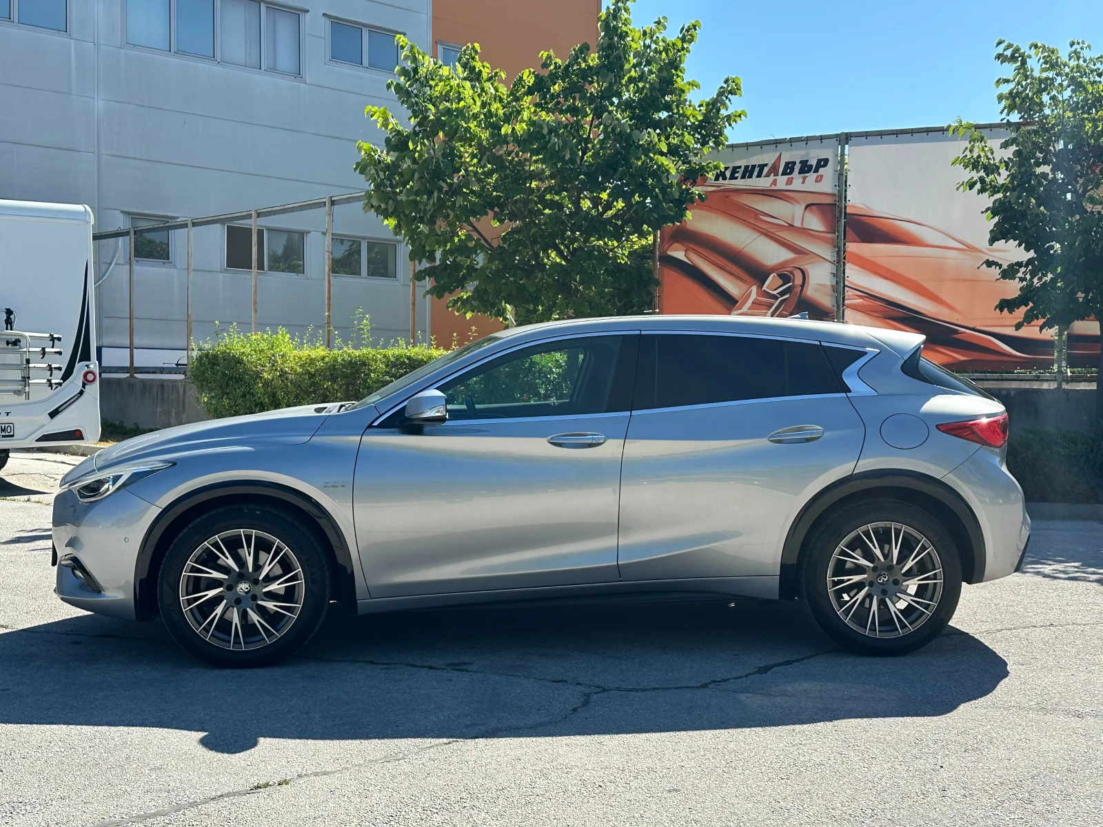 Infiniti Q30 2.1D 170кс Автомат - изображение 2