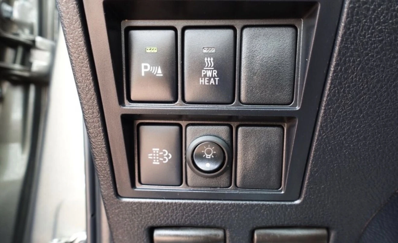 Toyota Hilux 2.8D4-D 6AT Invincible + Sport, снимка 17 - Автомобили и джипове - 55332709