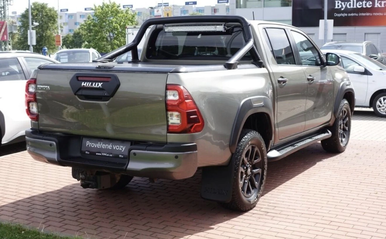 Toyota Hilux 2.8D4-D 6AT Invincible + Sport, снимка 4 - Автомобили и джипове - 55332709