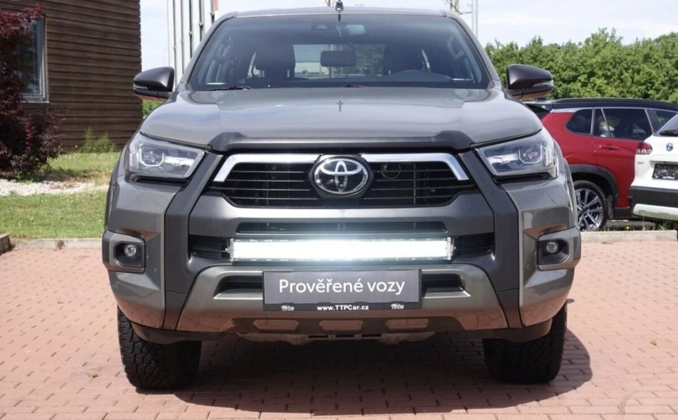 Toyota Hilux 2.8D4-D 6AT Invincible + Sport, снимка 2 - Автомобили и джипове - 55332709