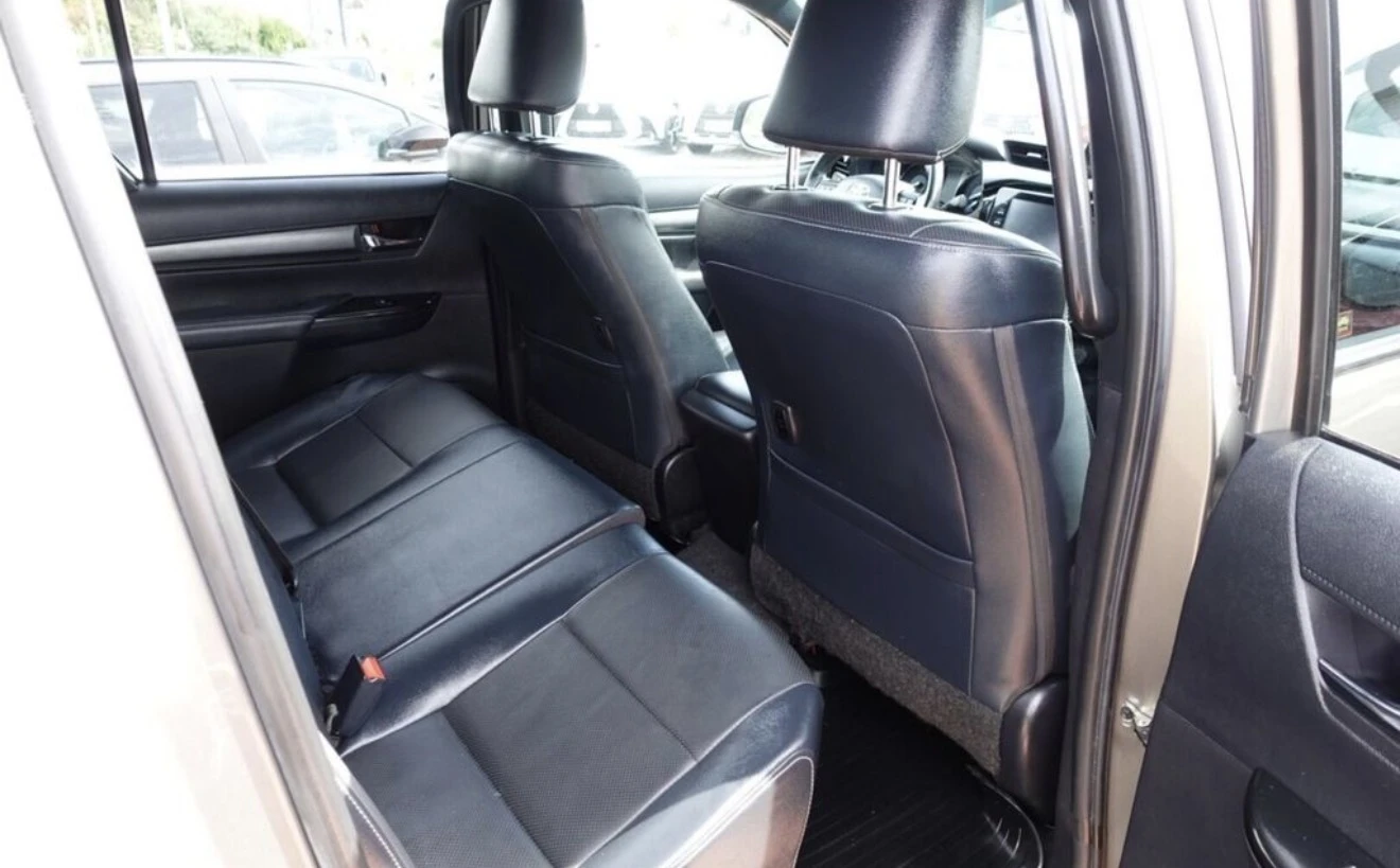 Toyota Hilux 2.8D4-D 6AT Invincible + Sport, снимка 12 - Автомобили и джипове - 55332709