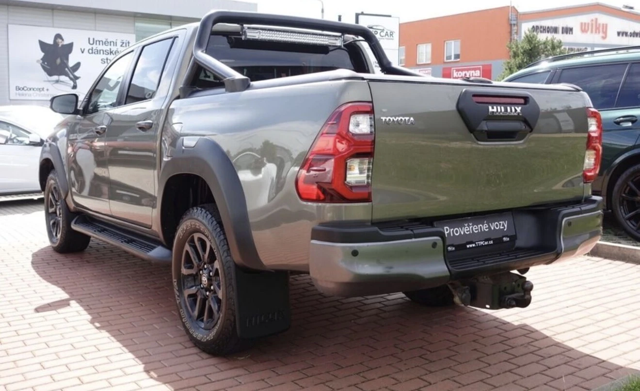 Toyota Hilux 2.8D4-D 6AT Invincible + Sport, снимка 6 - Автомобили и джипове - 55332709