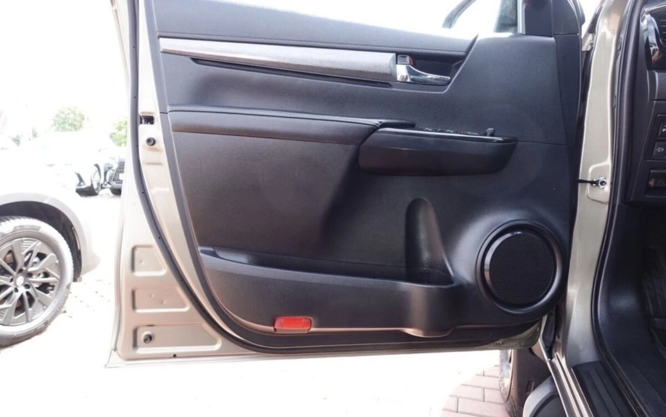 Toyota Hilux 2.8D4-D 6AT Invincible + Sport, снимка 8 - Автомобили и джипове - 55332709
