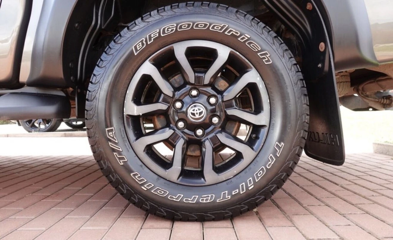 Toyota Hilux 2.8D4-D 6AT Invincible + Sport, снимка 7 - Автомобили и джипове - 55332709