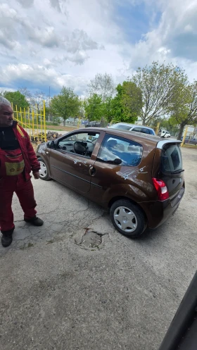 Renault Twingo 4 местна - 2000 € / 3911.66 лв. - 45771135 3