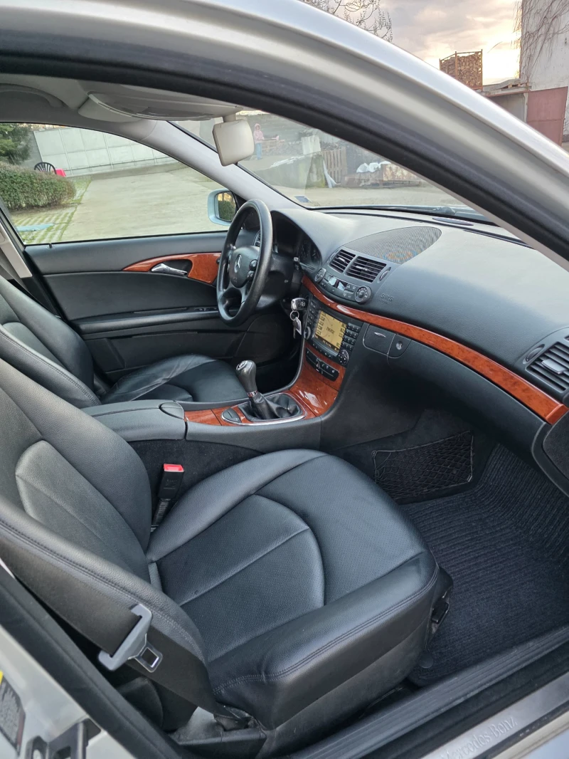 Mercedes-Benz E 220, снимка 13 - Автомобили и джипове - 53406907