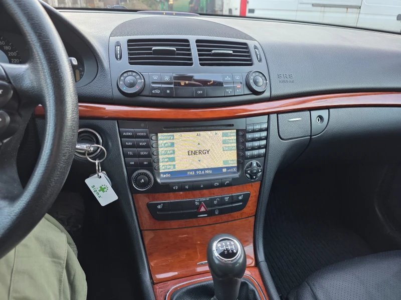 Mercedes-Benz E 220, снимка 14 - Автомобили и джипове - 53406907