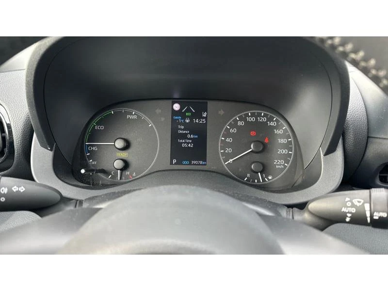 Toyota Yaris 1.5HSD Dynamic, снимка 14 - Автомобили и джипове - 48597207