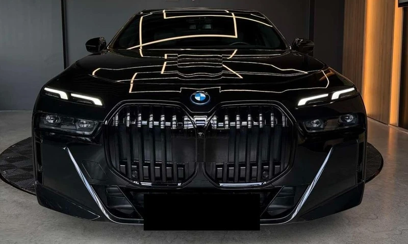 BMW 750 å xDrive M-Sport Theatrå Mode, снимка 3 - Автомобили и джипове - 55899482