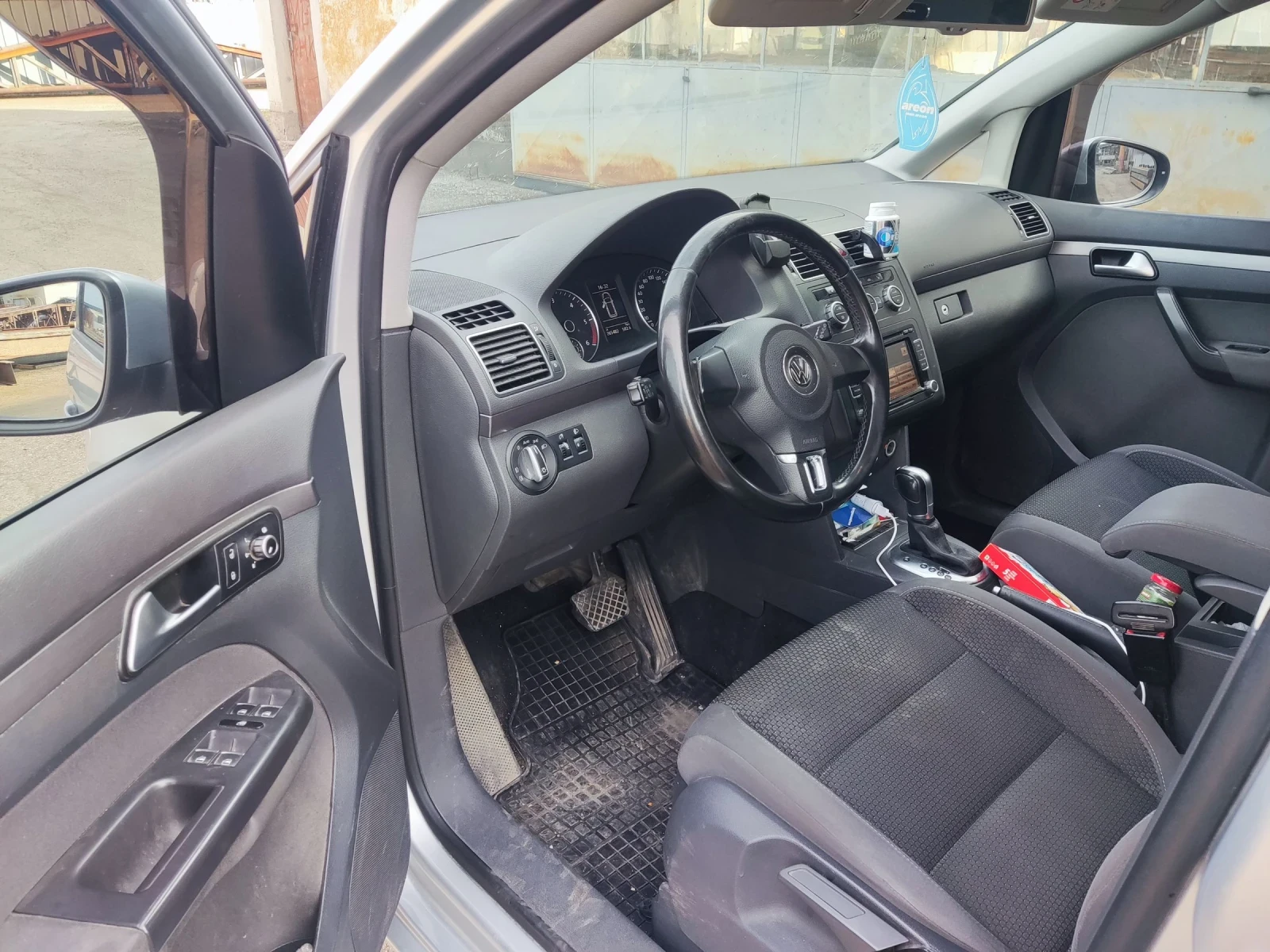 VW Touran, снимка 15 - Автомобили и джипове - 54496913