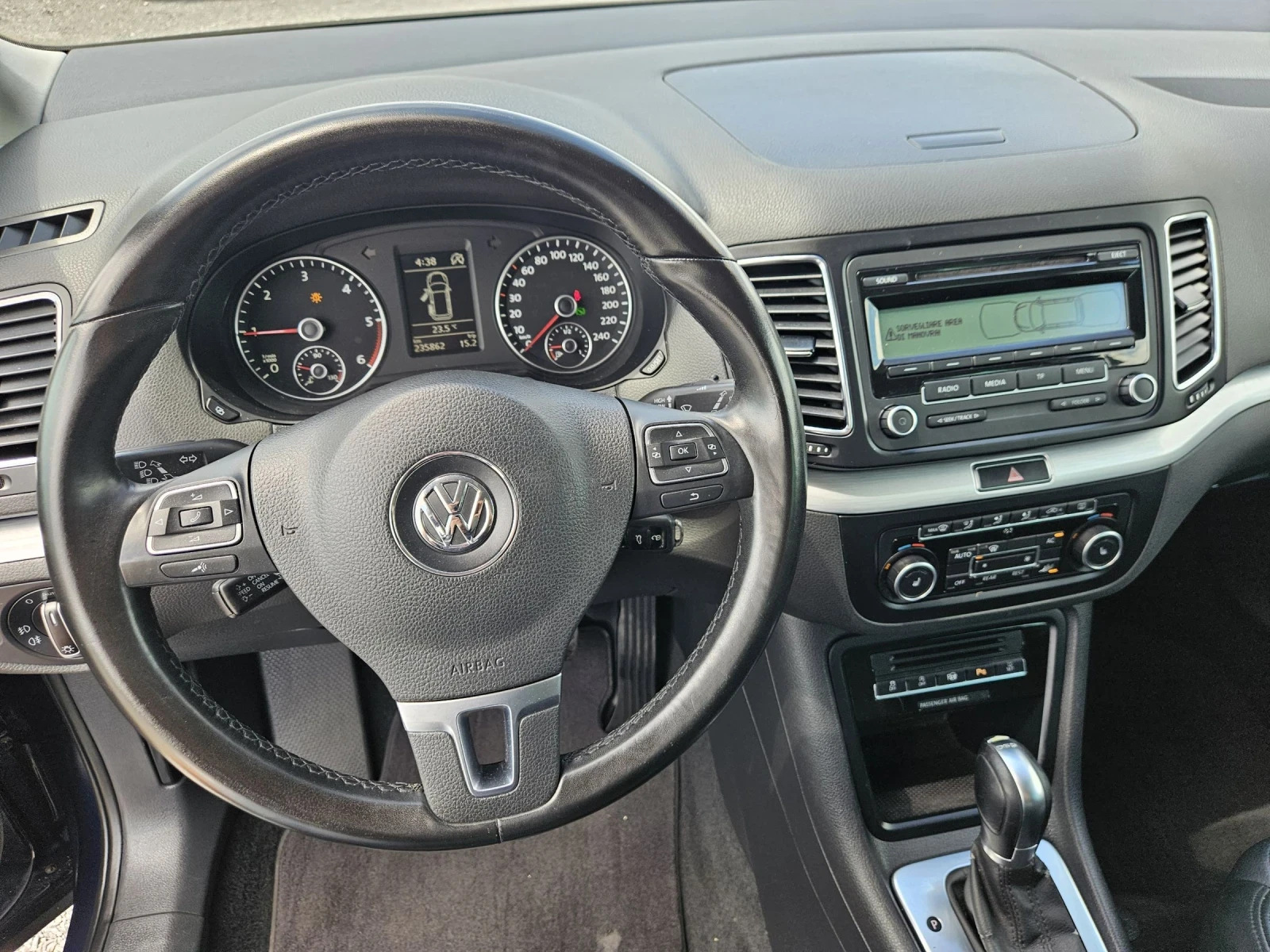 VW Sharan 2.0 TDI DSG 7местен , снимка 12 - Автомобили и джипове - 55191915