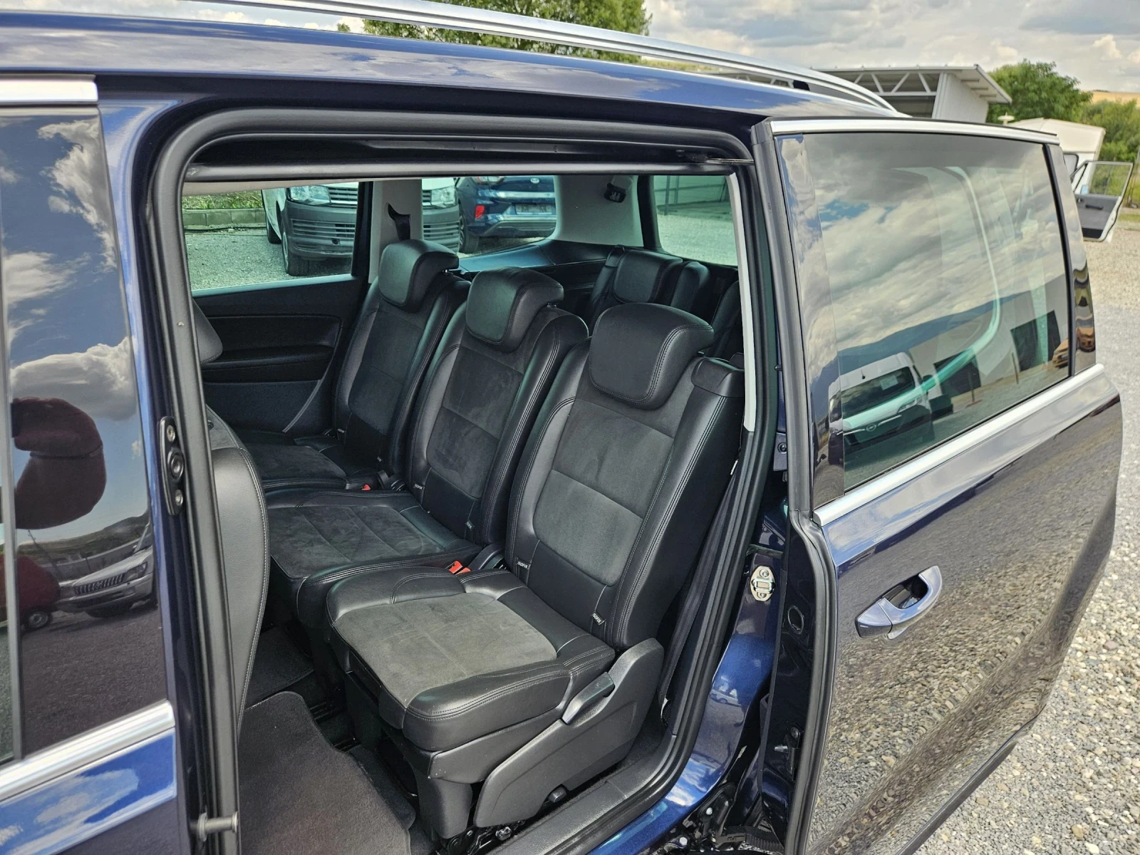 VW Sharan 2.0 TDI DSG 7местен , снимка 16 - Автомобили и джипове - 55191915