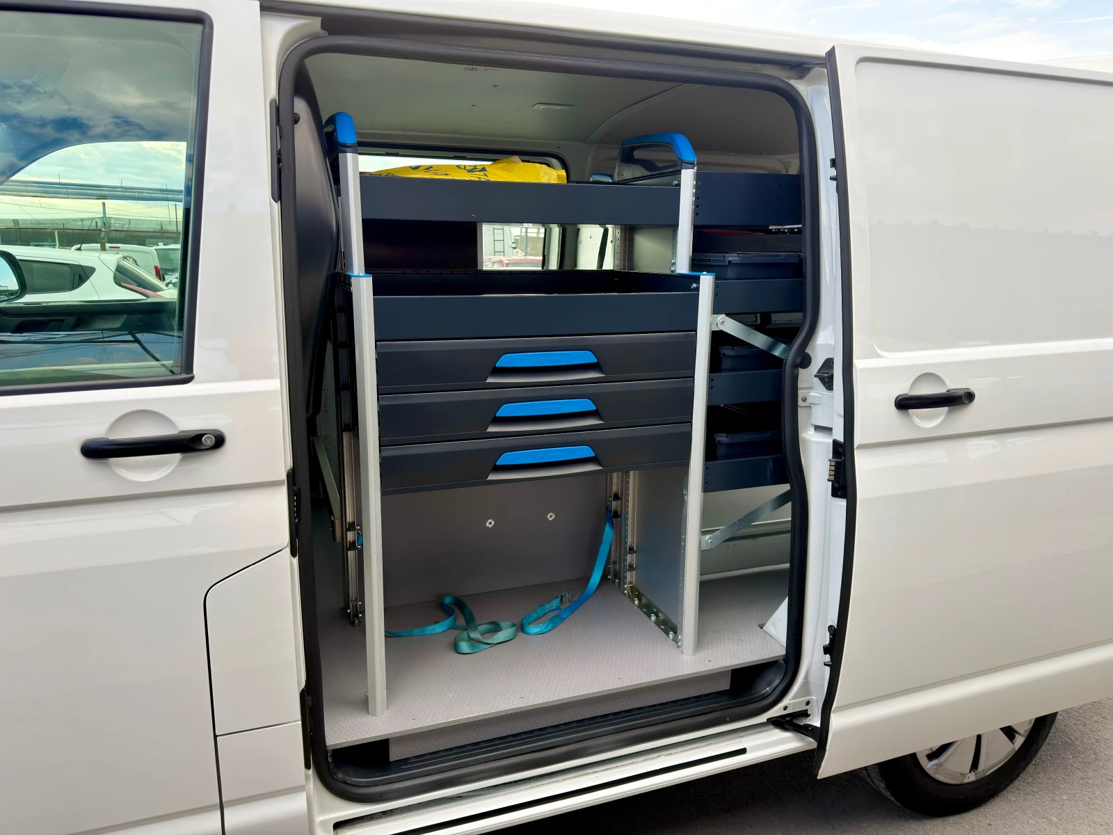 VW Transporter 2+ 1 топ CH, снимка 11 - Бусове и автобуси - 56171762