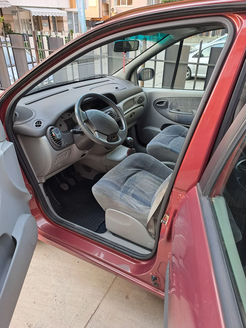 Renault Scenic, снимка 6 - Автомобили и джипове - 49528155