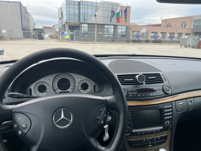 Mercedes-Benz E 320 LPG, снимка 13 - Автомобили и джипове - 53143644