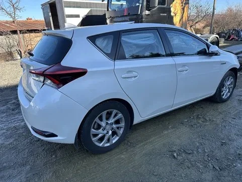 Toyota Auris 1.8 hybrid На части! , снимка 3 - Автомобили и джипове - 48686884