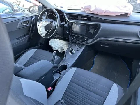 Toyota Auris 1.8 hybrid На части! , снимка 7 - Автомобили и джипове - 48686884