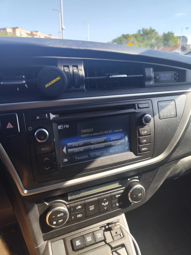 Toyota Auris Hybrid, снимка 12 - Автомобили и джипове - 51520462