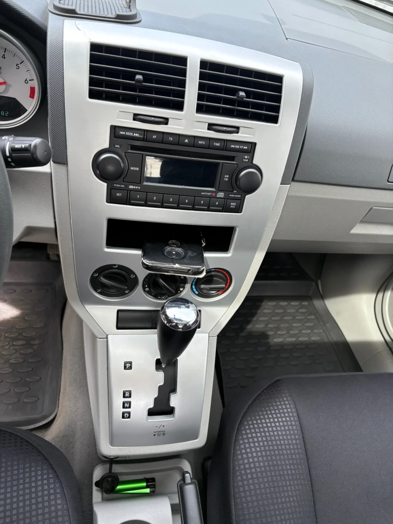 Dodge Caliber 2.0 SXT, снимка 11 - Автомобили и джипове - 52218254