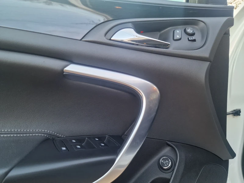 Opel Insignia 1.6CDTI ОБСЛУЖЕНА , снимка 12 - Автомобили и джипове - 52918686