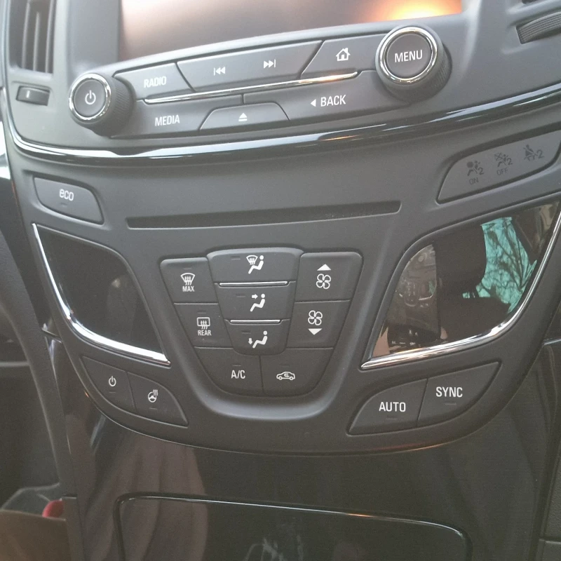 Opel Insignia 1.6CDTI ОБСЛУЖЕНА , снимка 11 - Автомобили и джипове - 52918686