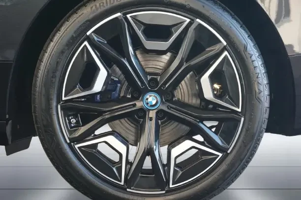 BMW iX xDrive50 = Sport Package = Гаранция, снимка 4 - Автомобили и джипове - 53914634