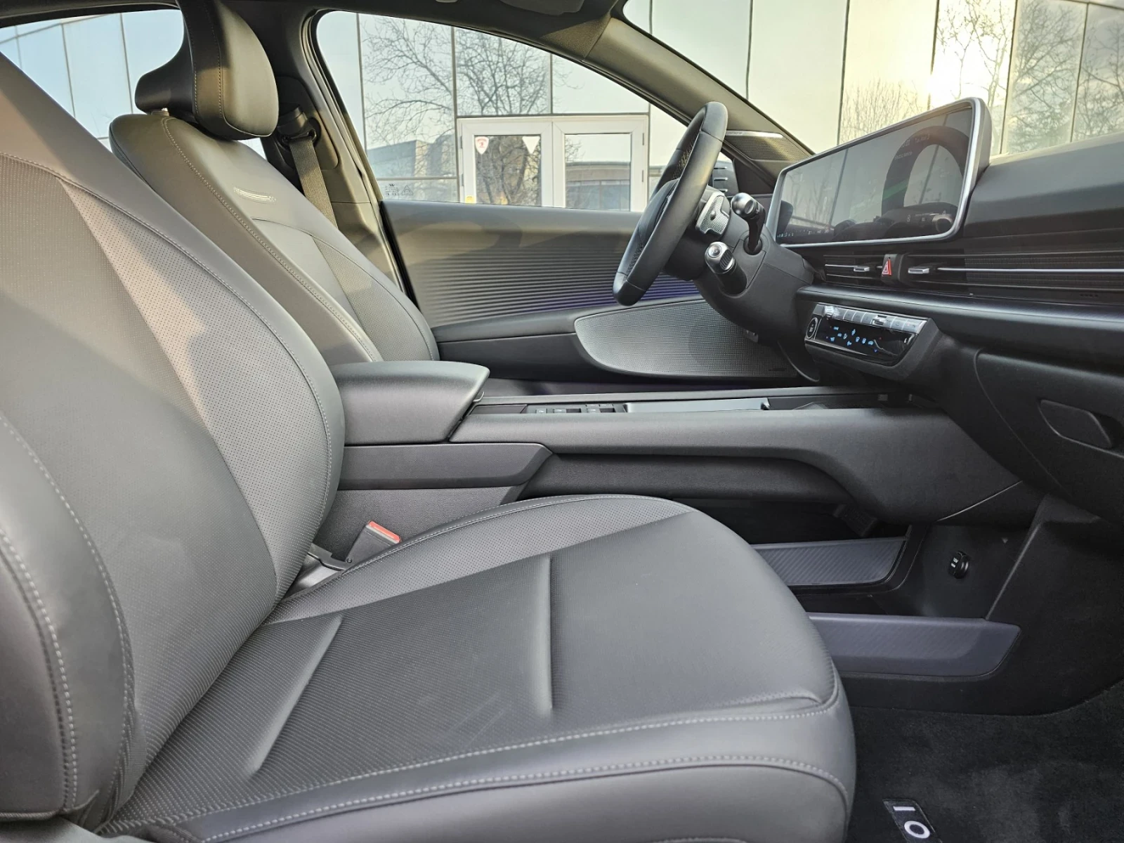 Hyundai Ioniq 6 AWD/Ultimate /FULL/2400км/КАТО НОВ/Heat pump/ - изображение 9