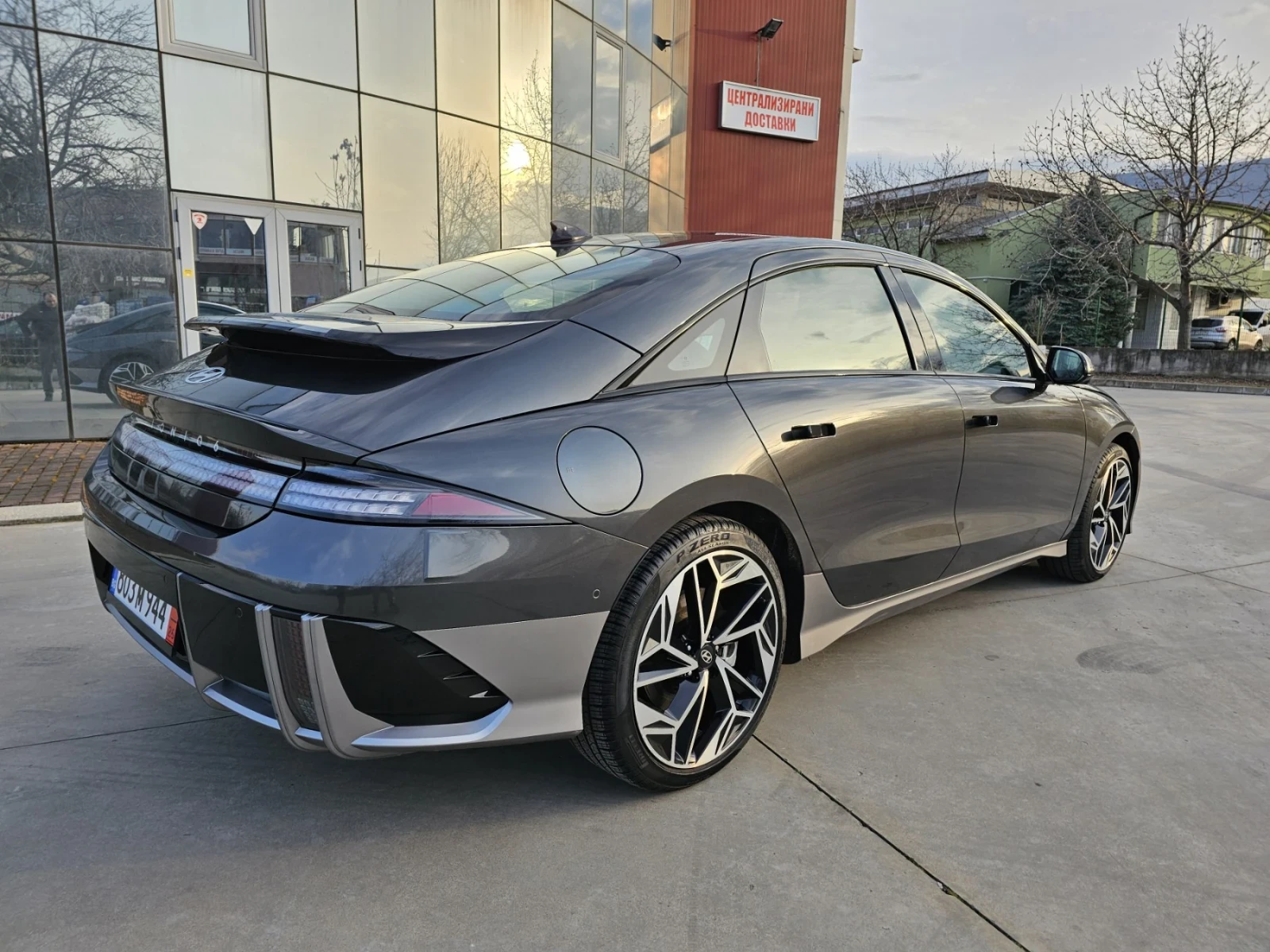 Hyundai Ioniq 6 AWD/Ultimate /FULL/2400км/КАТО НОВ/Heat pump/ - изображение 4