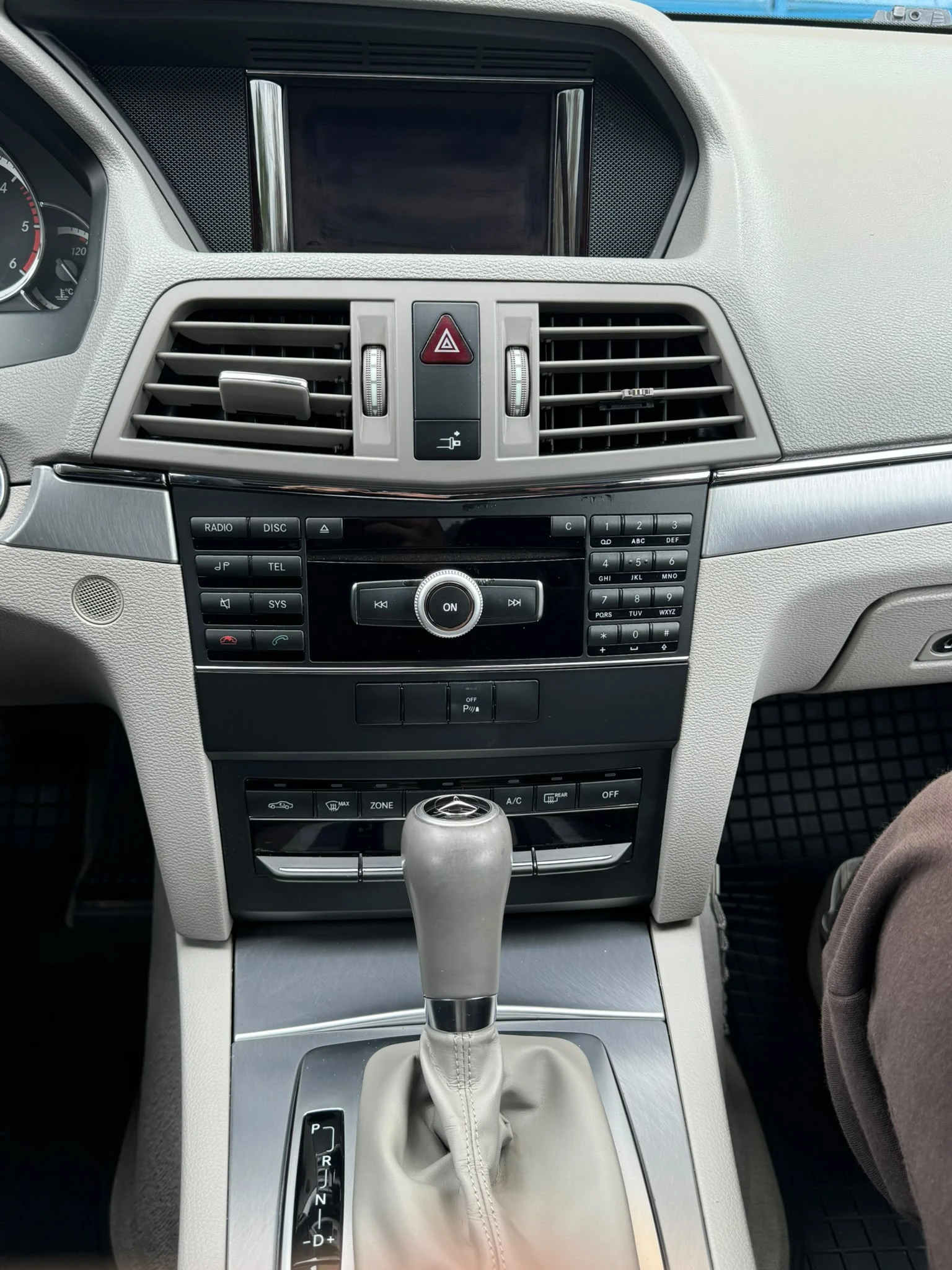 Mercedes-Benz E 220, снимка 11 - Автомобили и джипове - 56614505