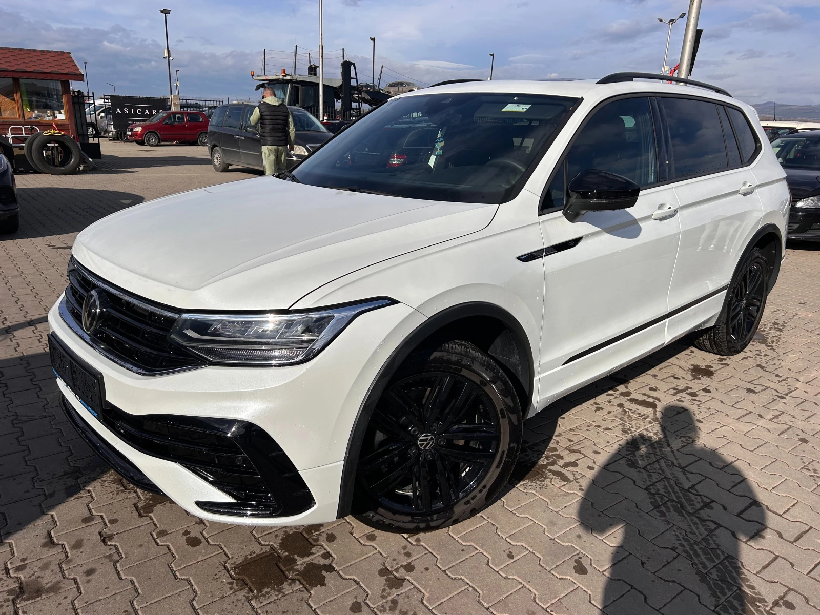 VW Tiguan 2.0TFSI R-LINE 4MOTION/PANORAMA/KAMERA - [1] 