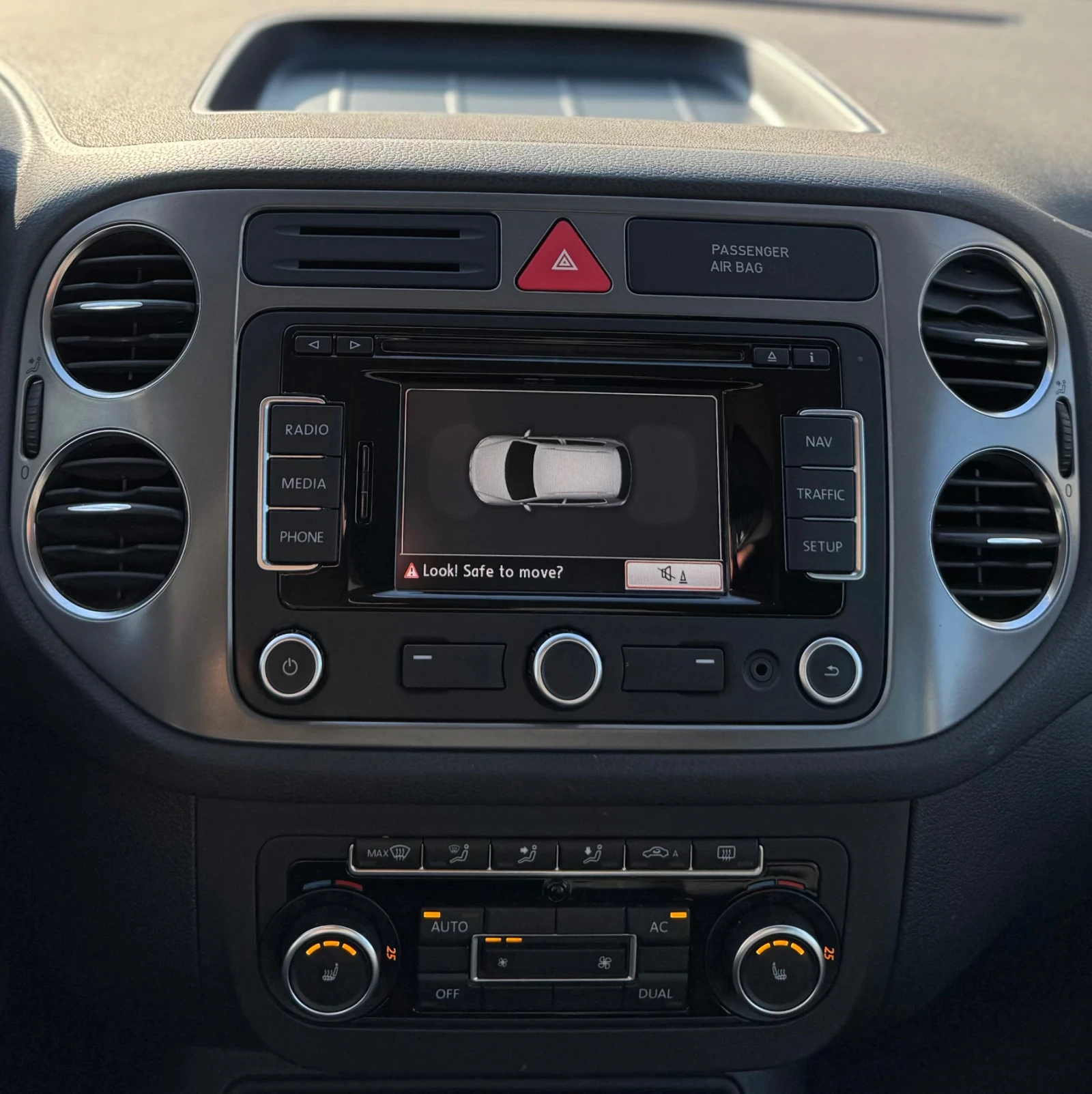 VW Tiguan 2.0 TDI * 4 Motion * Подгрев * Нави * Park Assist, снимка 10 - Автомобили и джипове - 53754934