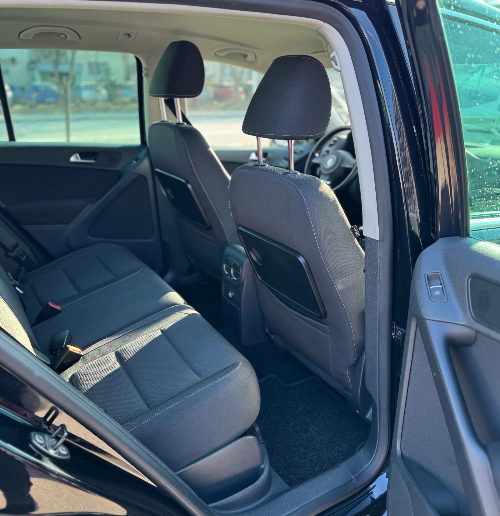 VW Tiguan 2.0 TDI * 4 Motion * Подгрев * Нави * Park Assist, снимка 12 - Автомобили и джипове - 53754934